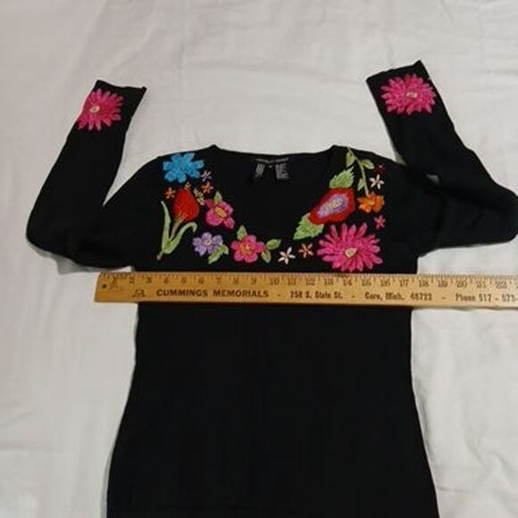 Michelle Nicole Sm Black Long-Sleeved Sweater Floral Embroidered Accents V Neck - Picture 10 of 14